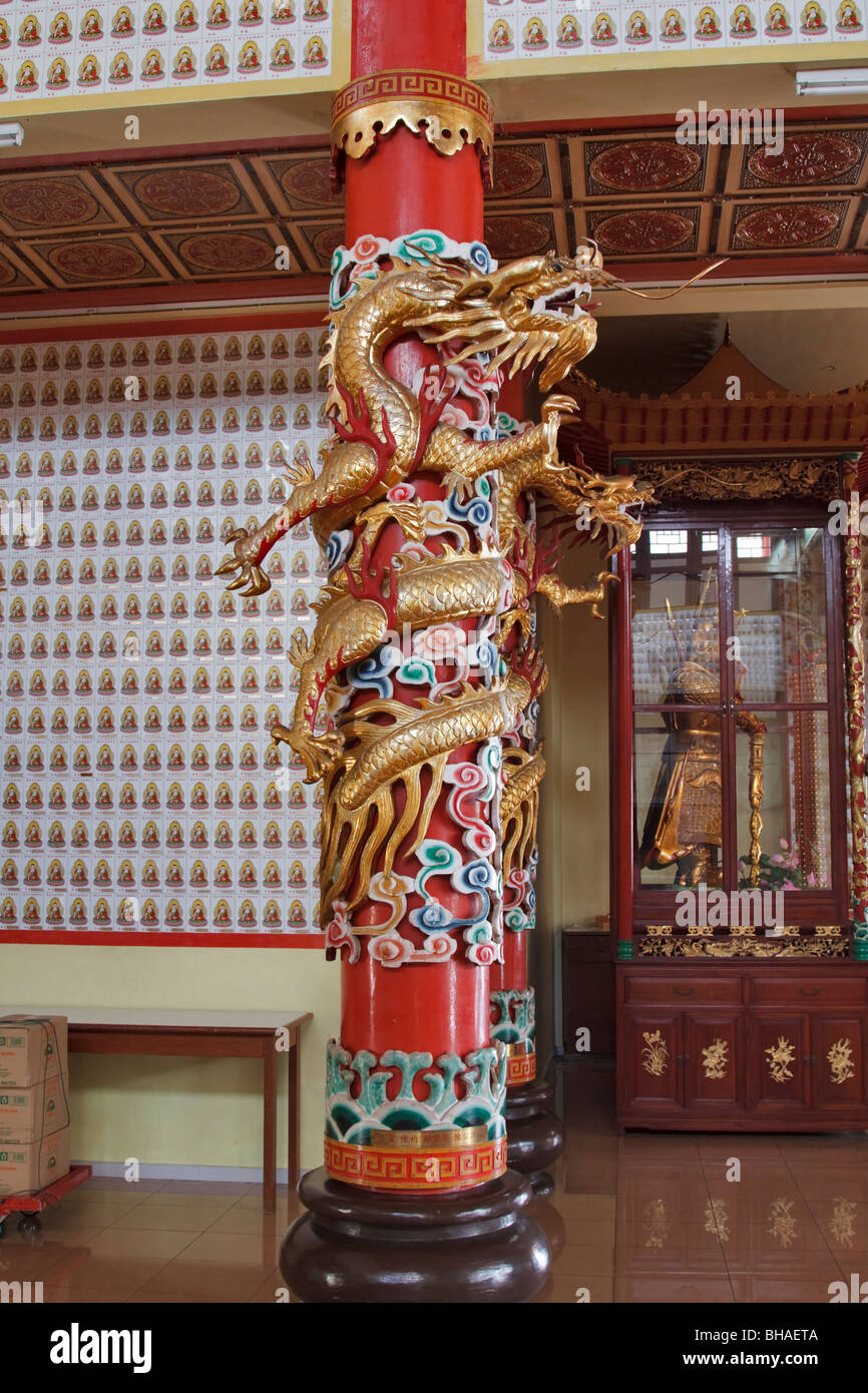 Ornate dragon decoration on a pillar in the interior of the Puu Gih Jih