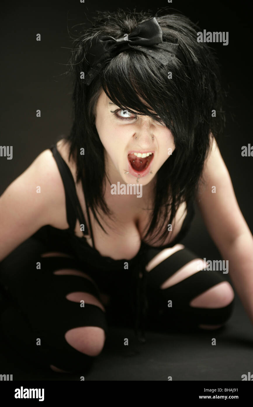 Osiyo qiz veb-kamera oldida mushukni silashni boshlaydi