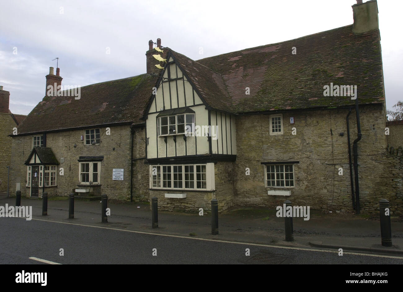 Closed. The 3 Fishes public house in Turvey, Bedfordshire UK Stock Photo