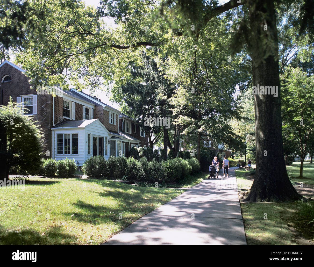 Houses, footpath route and parkland in the model suburb of Radburn, Fair Lawn, New Jersey, USA Stock Photo