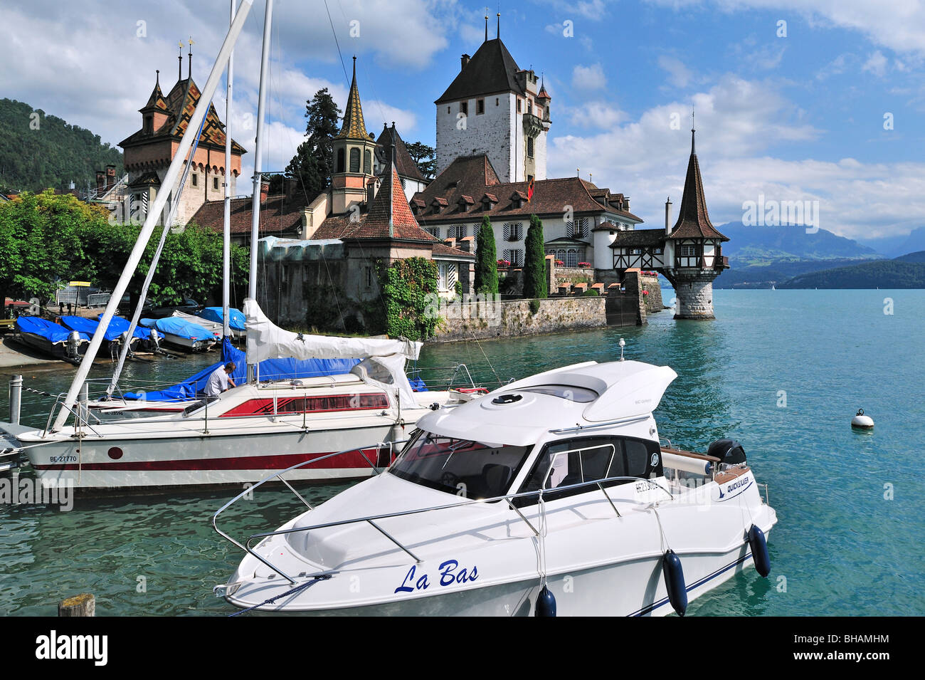 Pleasure boats and Swiss castle of Oberhofen along the Thunersee / Lake Thun in the Bernese Alps, Berner Oberland, Switzerland Stock Photo