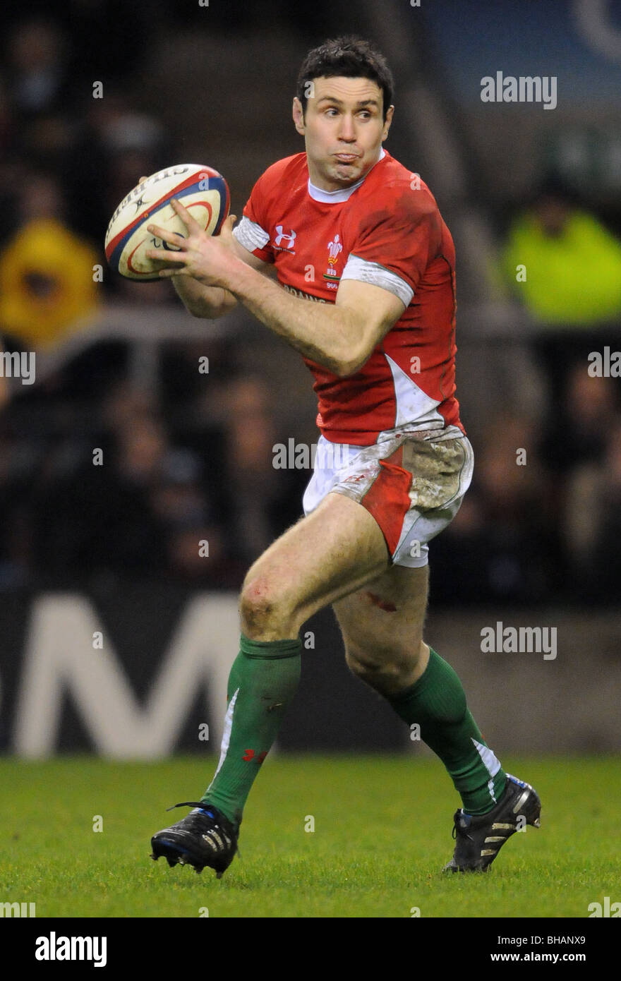 STEPHEN JONES WALES & LLANELLI SCARLETS TWICKENHAM LONDON ENGLAND 06 February 2010 Stock Photo