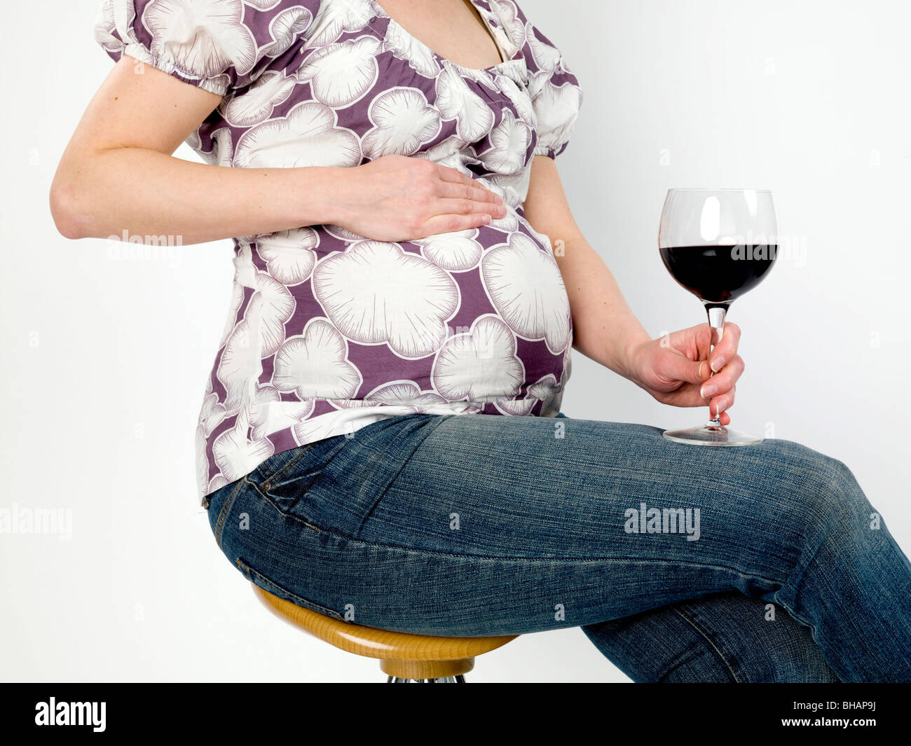 Pregnant drinking alcohol hires stock photography and images Alamy