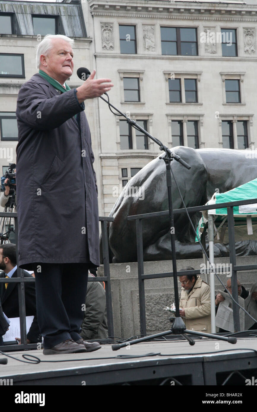 Bruce Kent speaks in a Muslim protest in Trafalgar Square. March against Prophet Muhammad caricatures on Danish newspapers Stock Photo