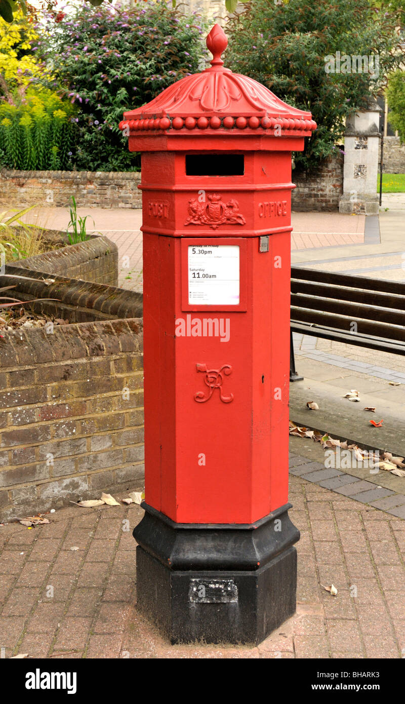 Uk red letterbox hires stock photography and images Alamy