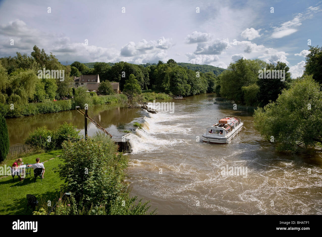 WEIR ON RIVER AVON NR BATHAMPTON WITH TOURIST BOAT Stock Photo