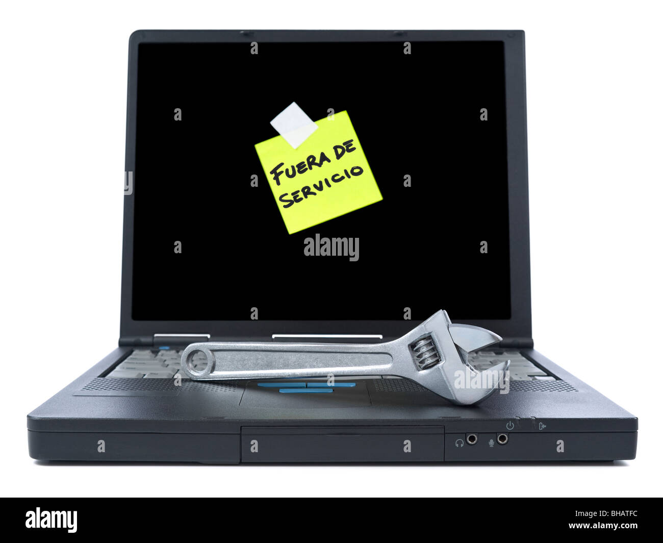 Black laptop with a sticky note in spanish meaning Out of Service