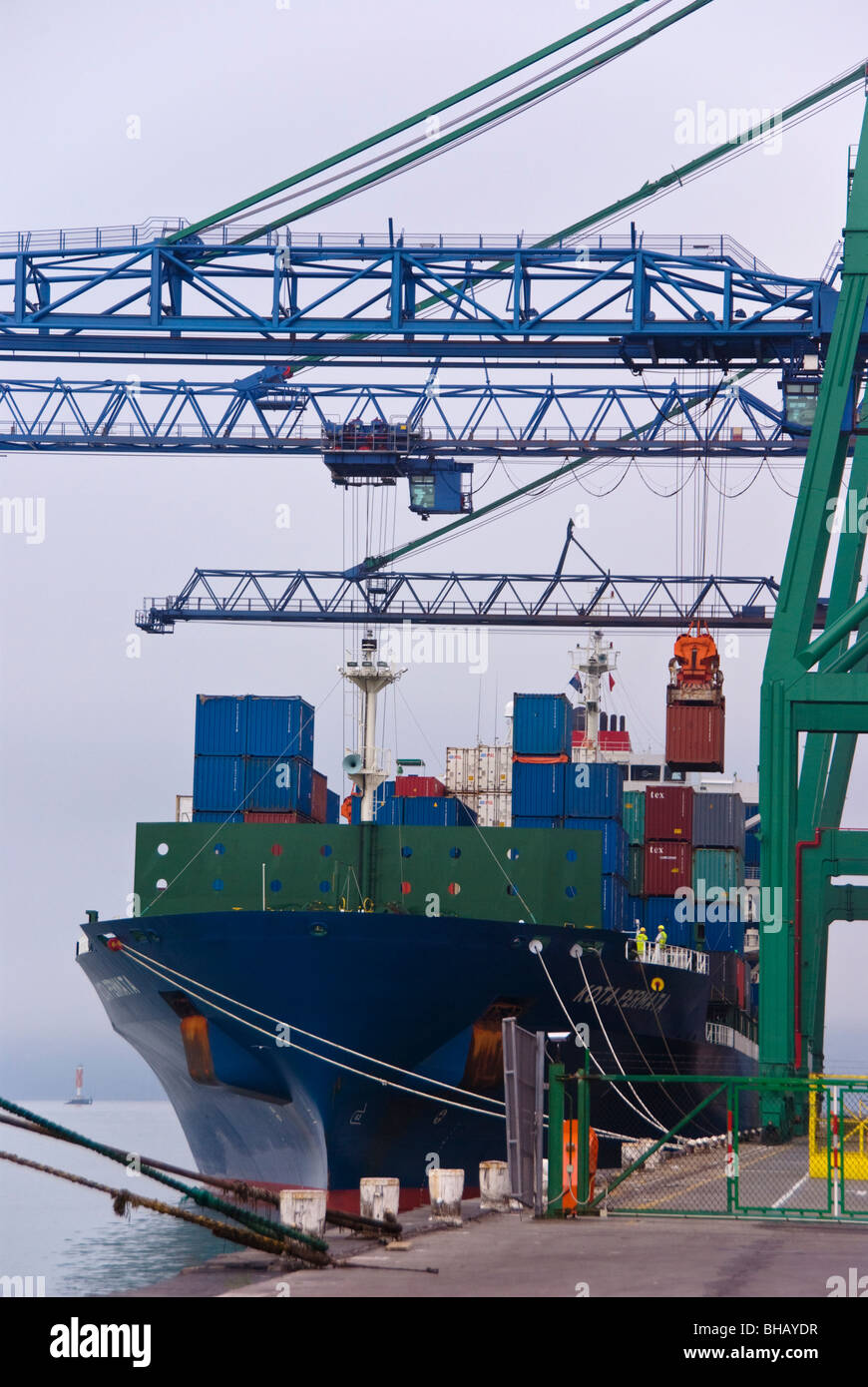 Container ship gantries hi-res stock photography and images - Alamy