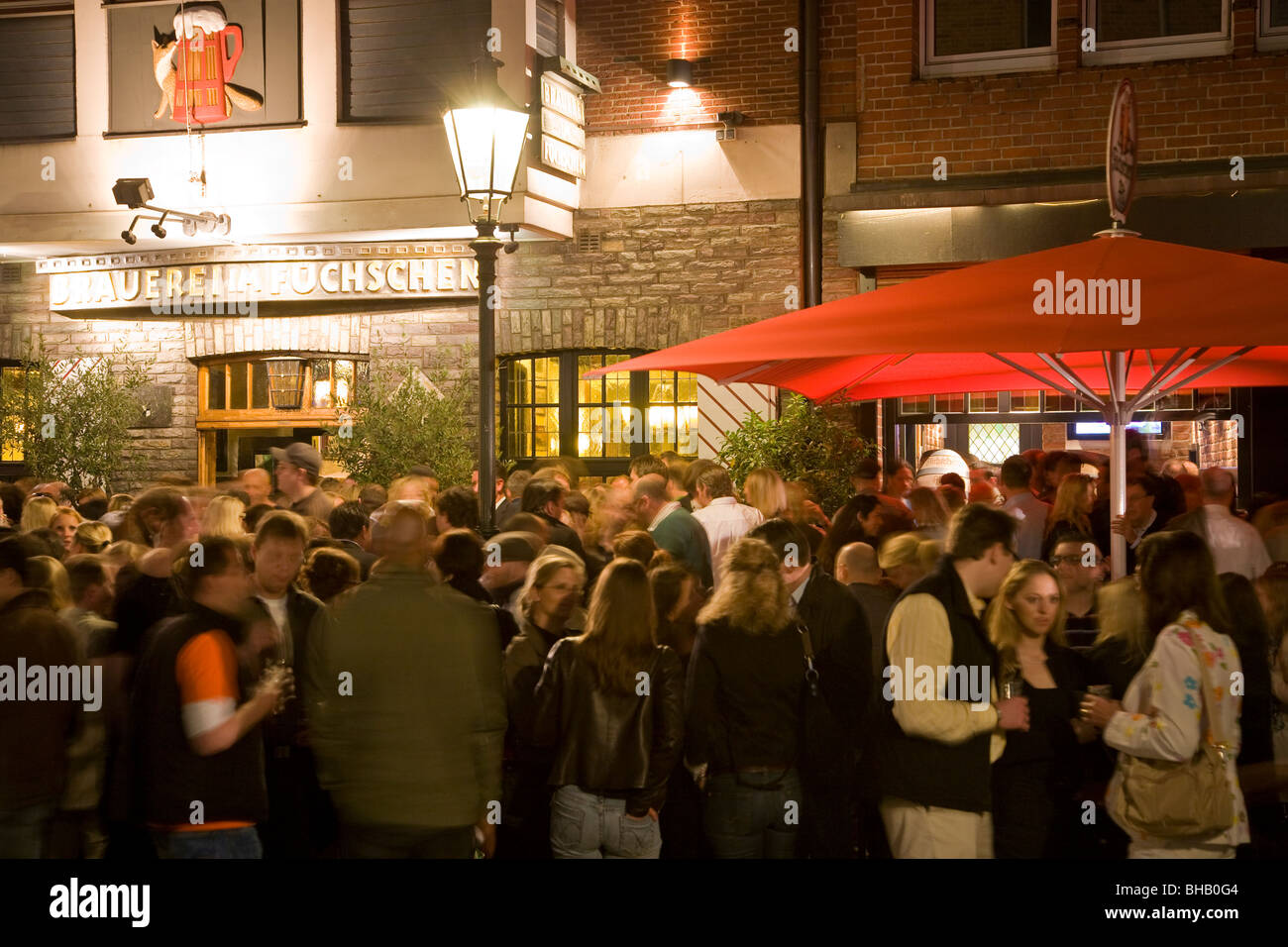 PEOPLE IN FRONT OF BREWERY IM FUCHSCHEN, BEER TAVERN, OLD TOWN, DUSSELDORF, RHINE RIVER, NORTH RHINE WHESTPHALIA, GERMANY Stock Photo