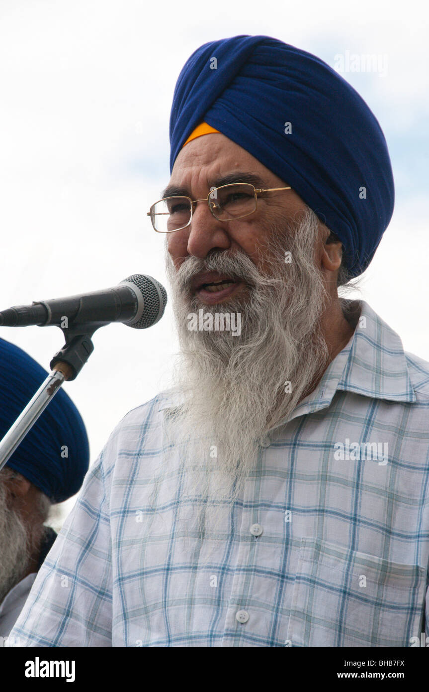 Sikhs mark the 25th anniversary of Amritsar massacres by Indian army and call for an independent Sikh state. Sikh man speaking Stock Photo