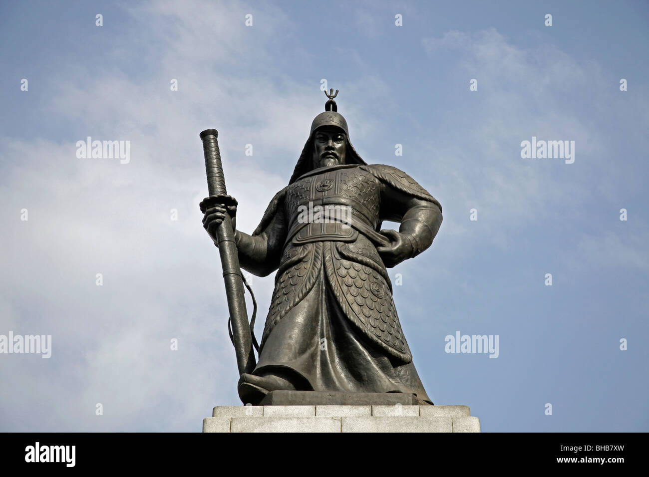 Admiral Yi Sun Shin Statue at Gwanghwamun plaza in downtown Seoul ...