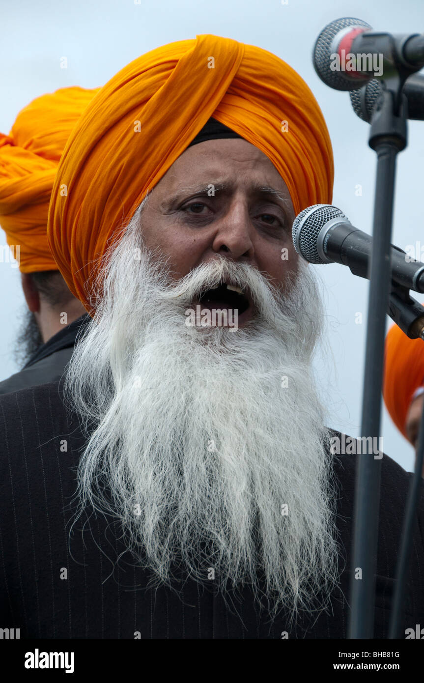 Sikhs mark the 25th anniversary of Amritsar massacres by Indian army and call for an independent Sikh state. Sikh man speaking Stock Photo