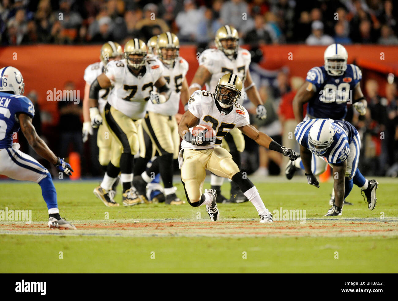 Reggie Bush #25 of the New Orleans Saints rushes against the ...