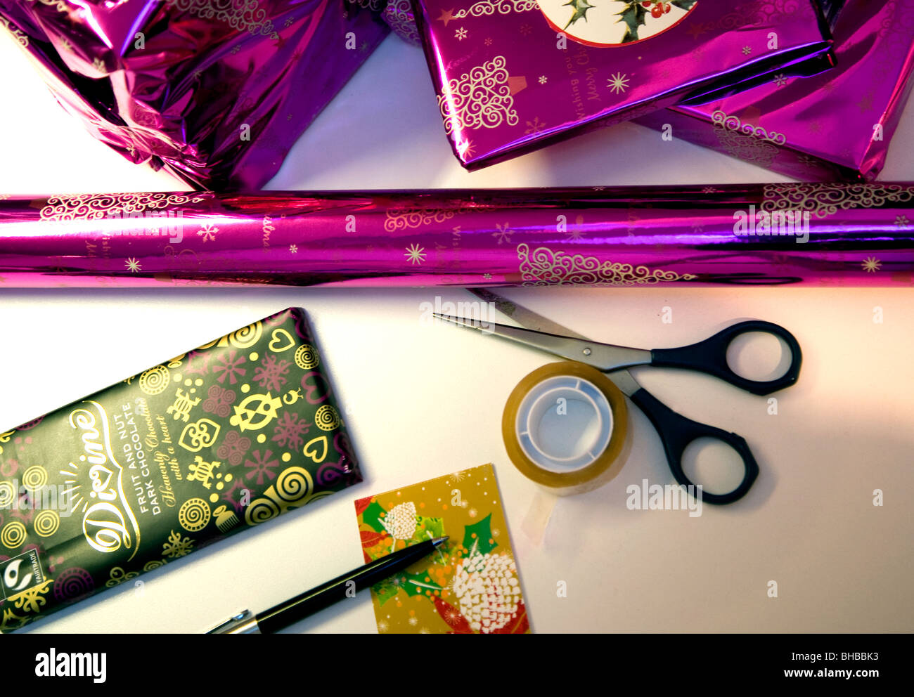 Wrapping Christmas gifts Stock Photo - Alamy