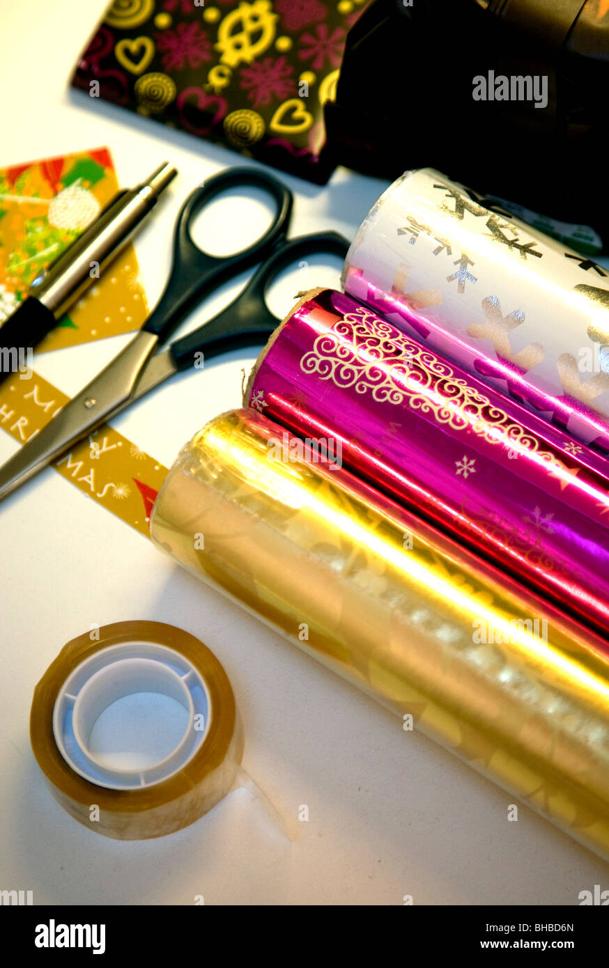 Wrapping Christmas gifts Stock Photo - Alamy