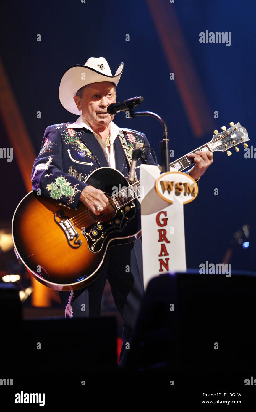 James Cecil Dickens aka Little Jimmy Dickens, Grand Ole Opry, Nashville, Tennessee, USA Stock Photo