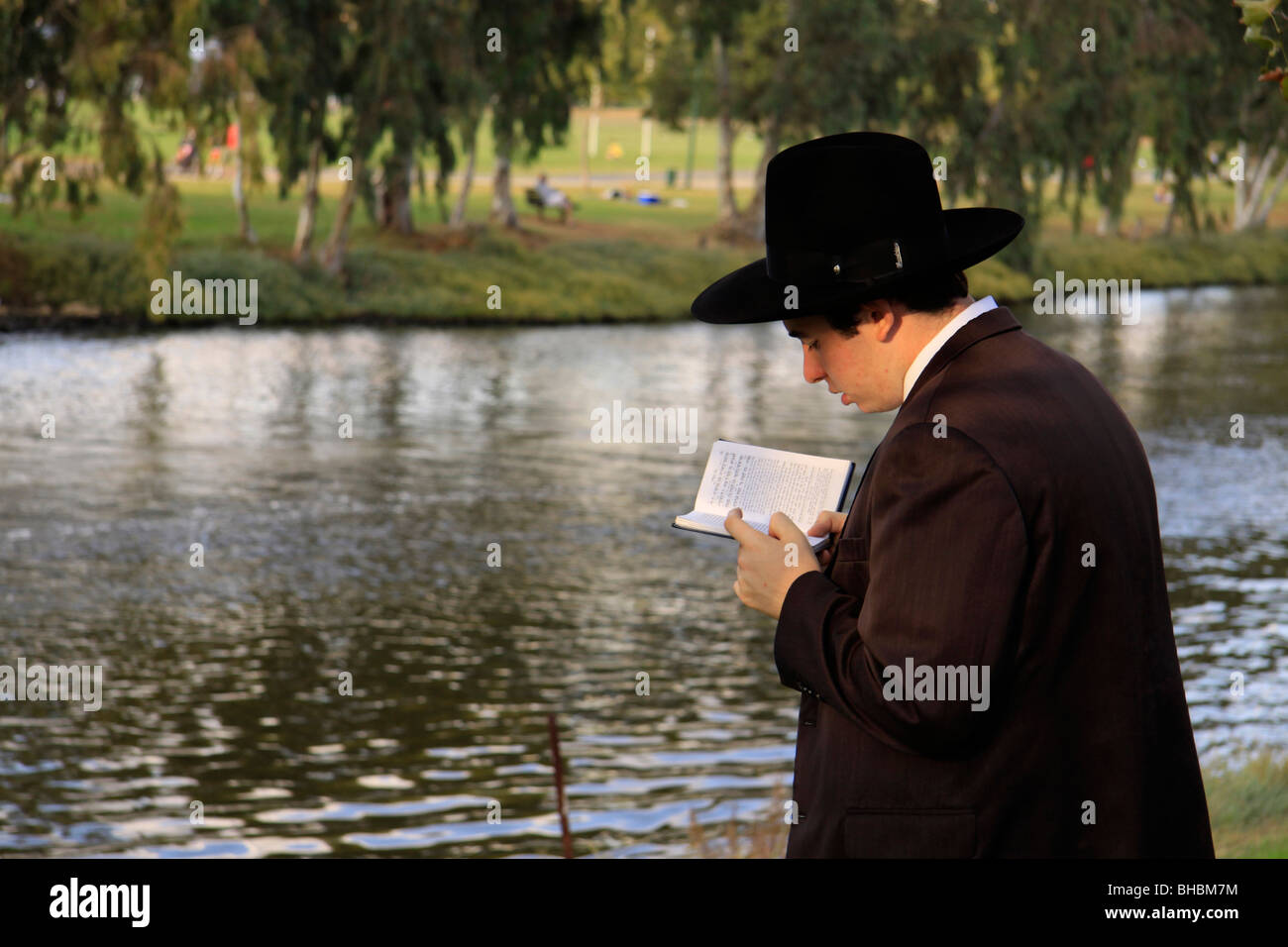 Israel, Tel Aviv, Tashlich prayer by the Yarkon River on the first afternoon of Rosh Hashanah Stock Photo