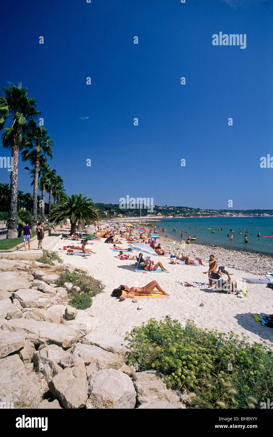 Family beach scene provence holidays hi-res stock photography and ...