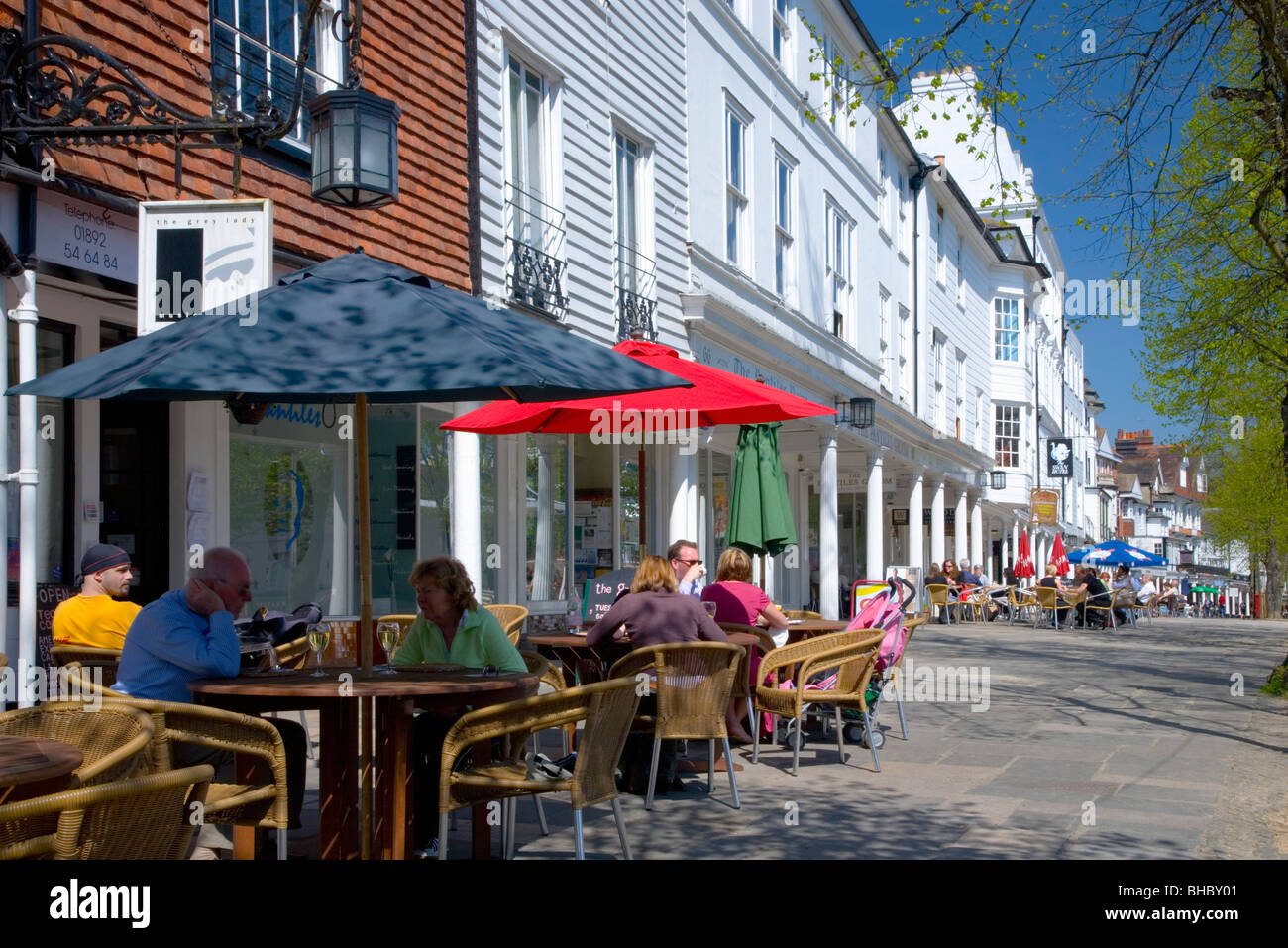 Tunbridge Wells, Kent, England. Enjoying a drink at a pavement cafe in the Pantiles. Stock Photo