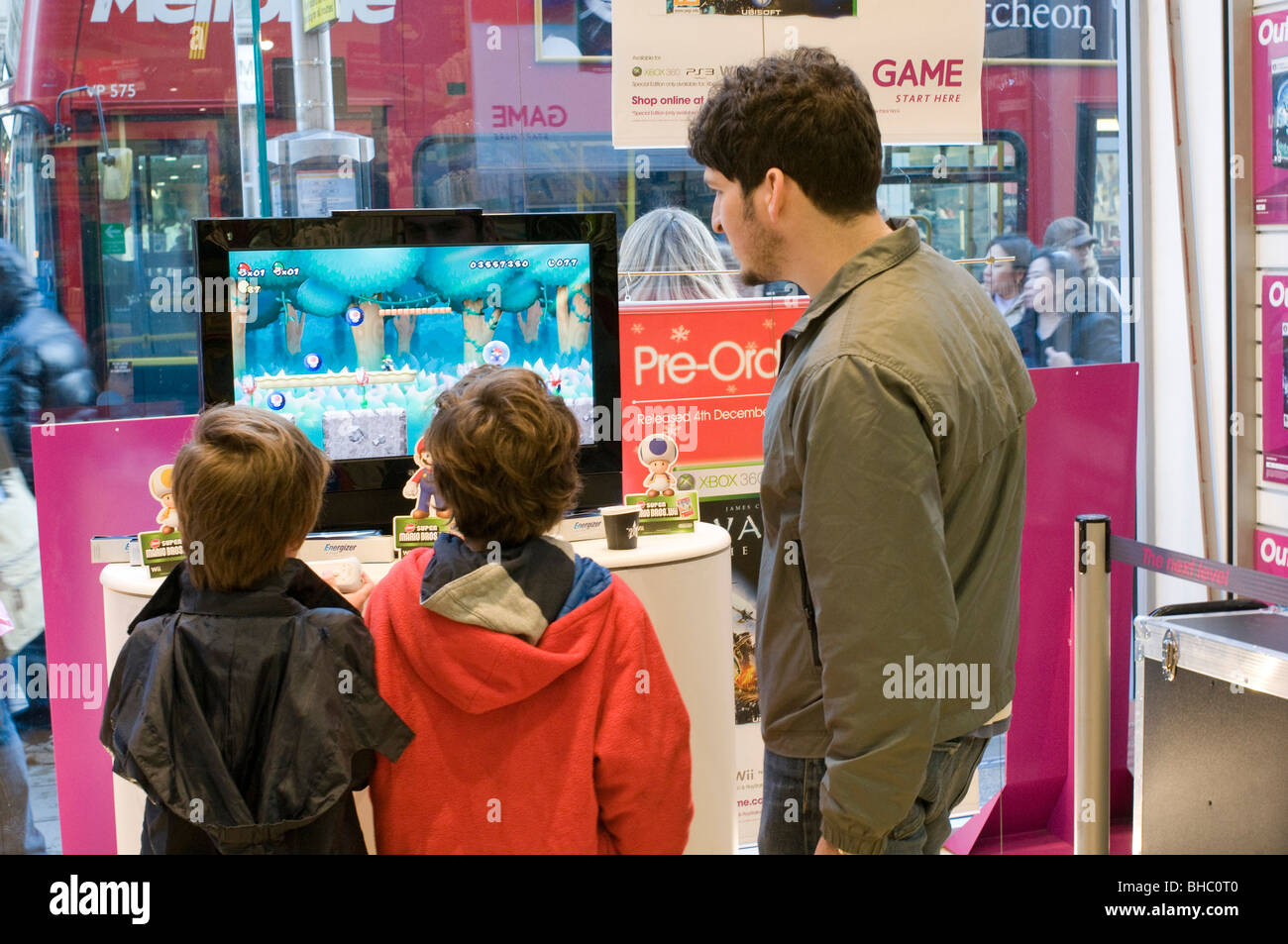 Computer games store hi-res stock photography and images - Alamy