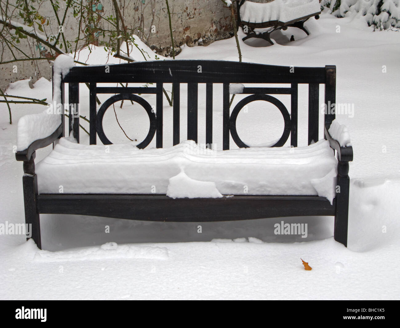 Snow covered bench in communal park, Upper West, NY Stock Photo