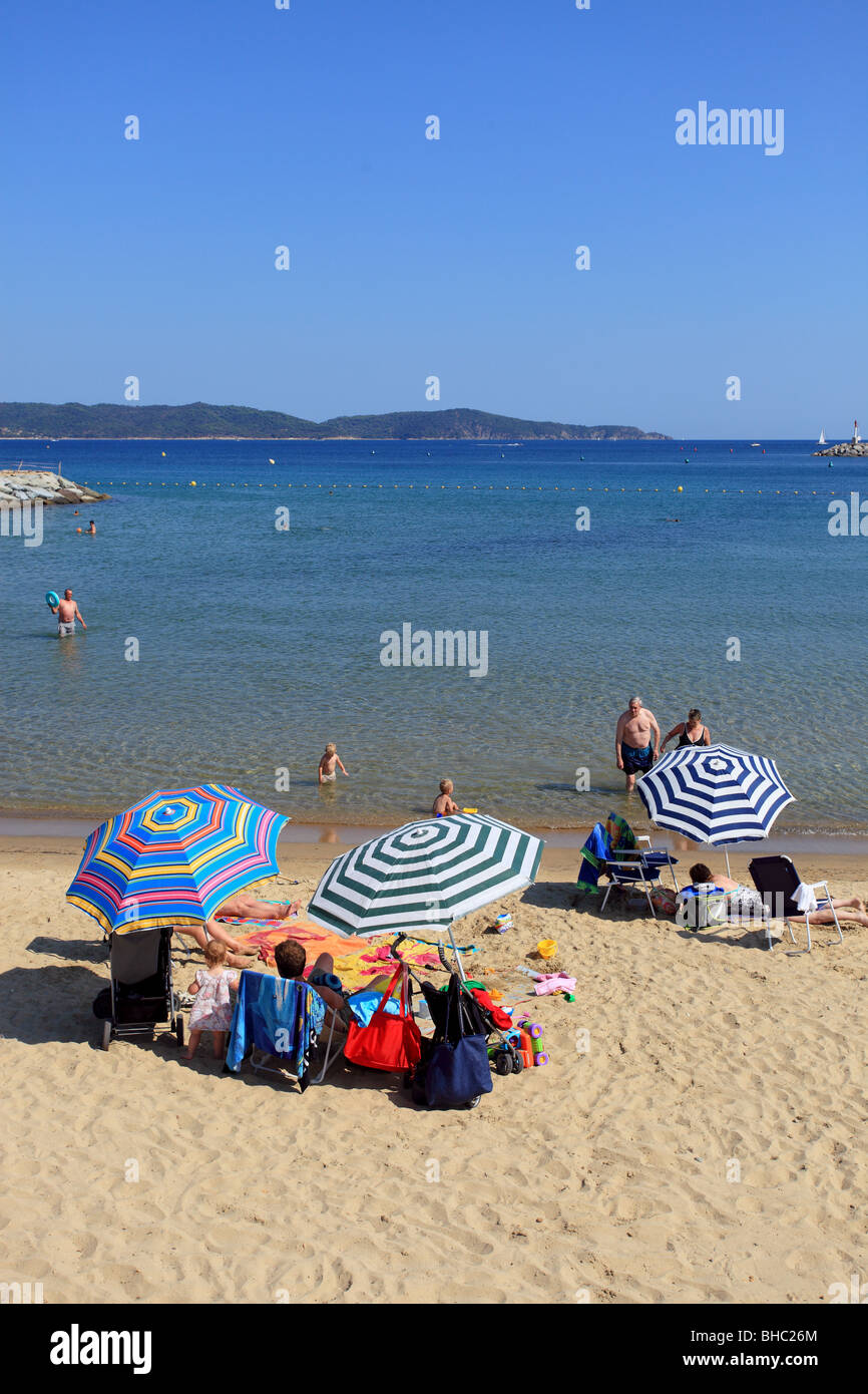 Family beach scene provence holidays hi-res stock photography and ...