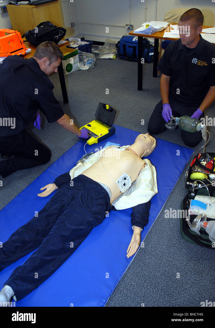 Merseyside Firefighters undergo training exercises in medical and paramedic care in a classroom Stock Photo