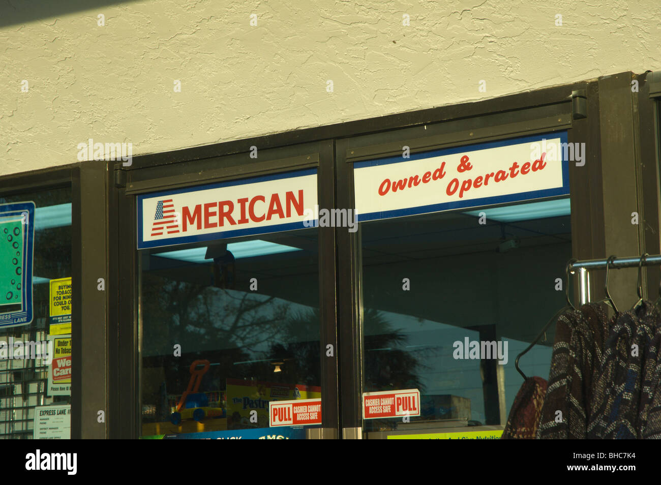 Convenience store door hi-res stock photography and images - Alamy