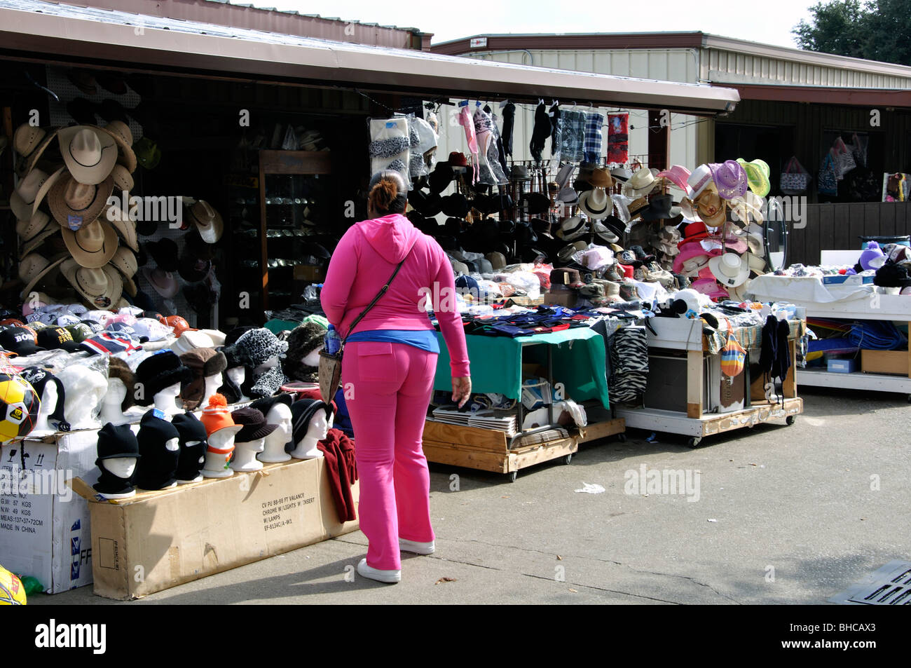 Usado o cosas baratas y ropa en venta en Traders Village - el mayor mercado  de pulgas en Texas, Grand Prairie, TX, EE.UU Fotografía de stock - Alamy