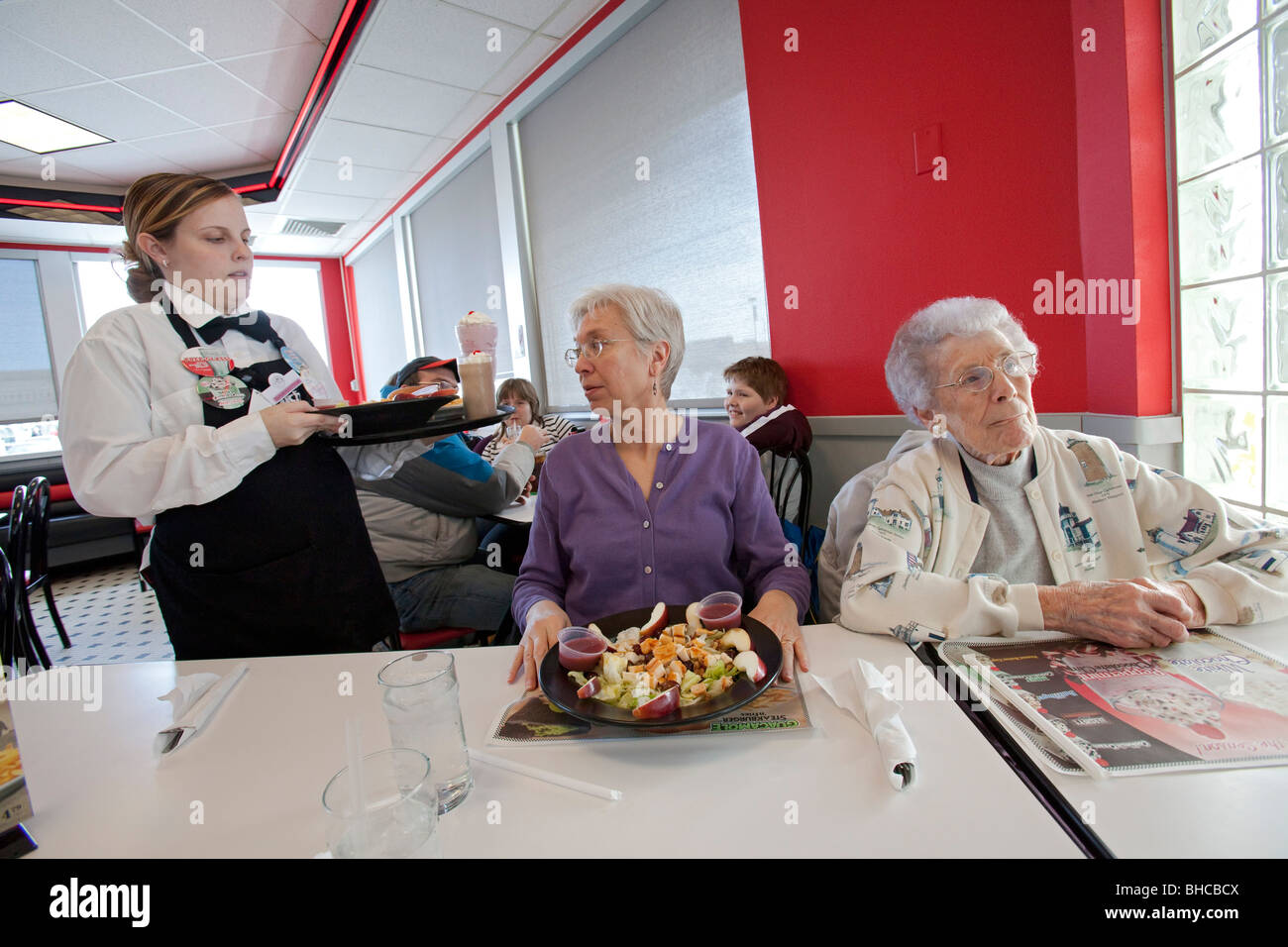 Indianapolis, Indiana - A waitress serves lunch at a Steak 'n Shake restaurant. Stock Photo