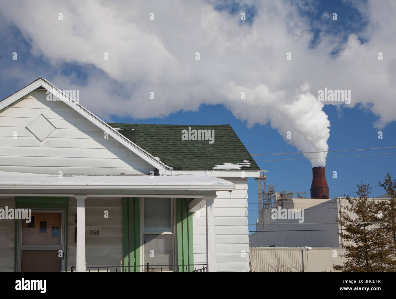 Factory pollution neighborhood usa hires stock photography and images