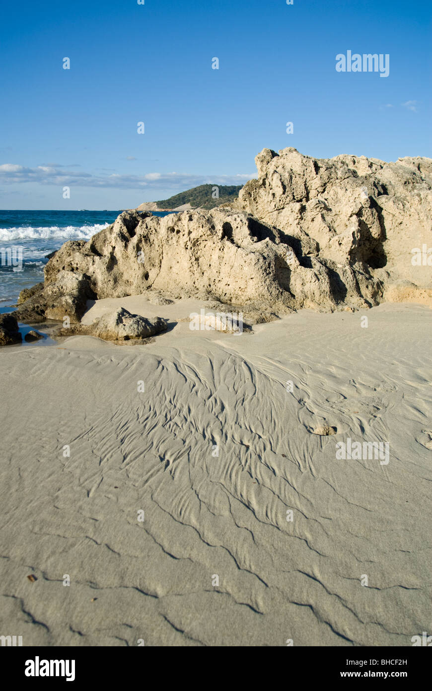 Sand texture and erosion effects on an abandoned sandstone quarry