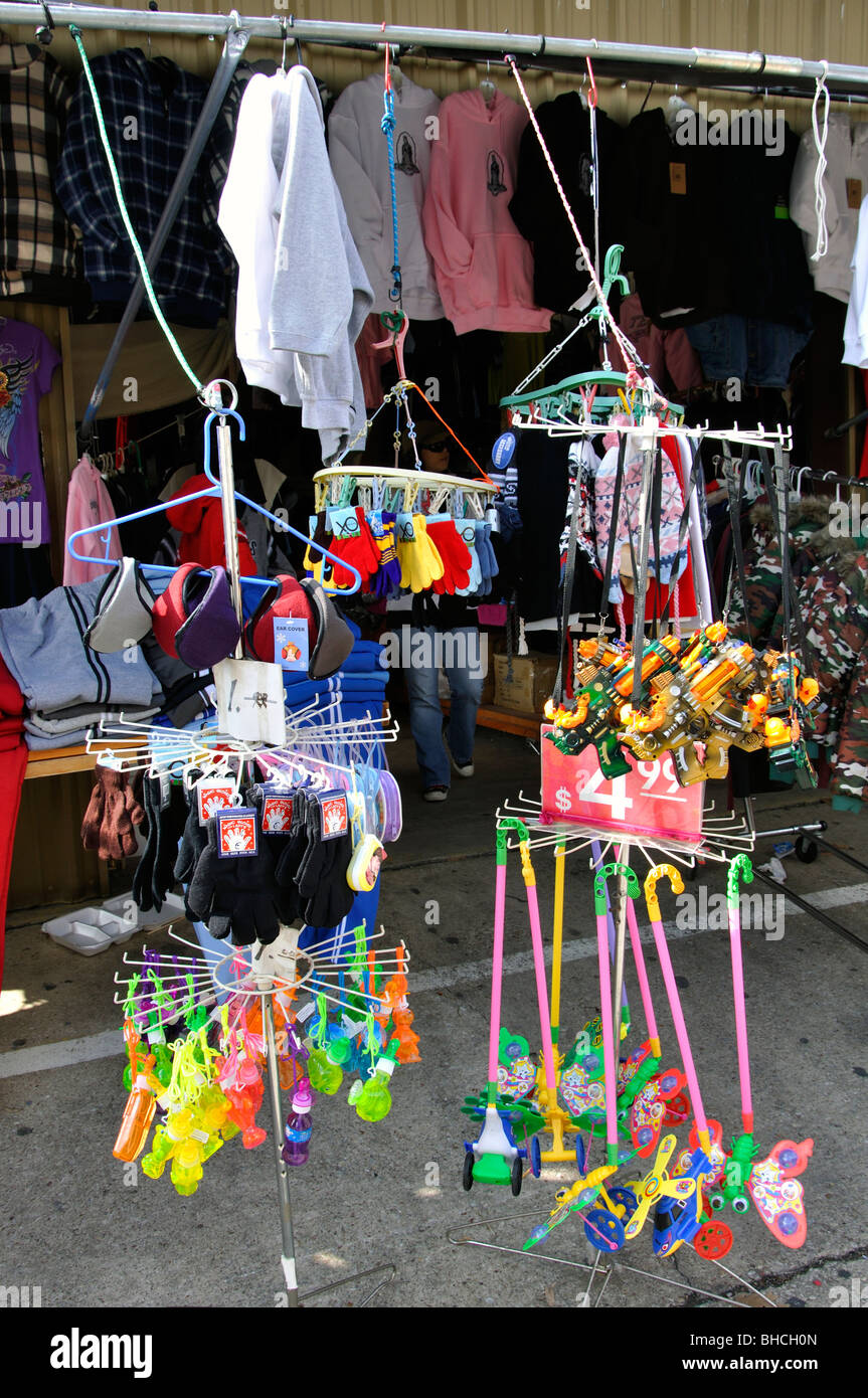 Usado o cosas baratas y ropa en venta en Traders Village - el mayor mercado  de pulgas en Texas, Grand Prairie, TX, EE.UU Fotografía de stock - Alamy