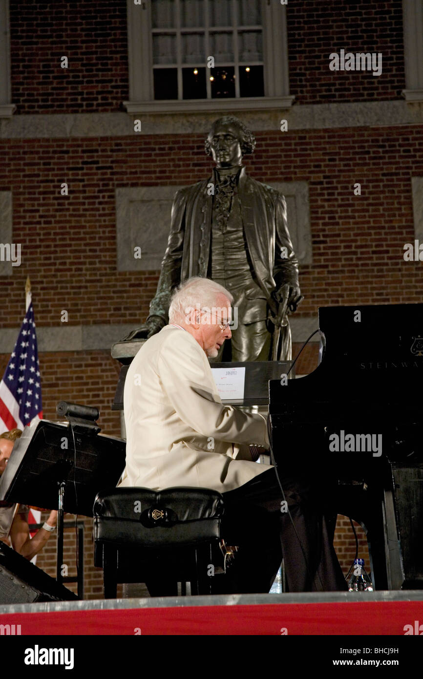 Peter Nero and the Philly Pops performing in front of historic Independence Hall, Philadelphia, Pennsylvania on July 3, 2008 Stock Photo