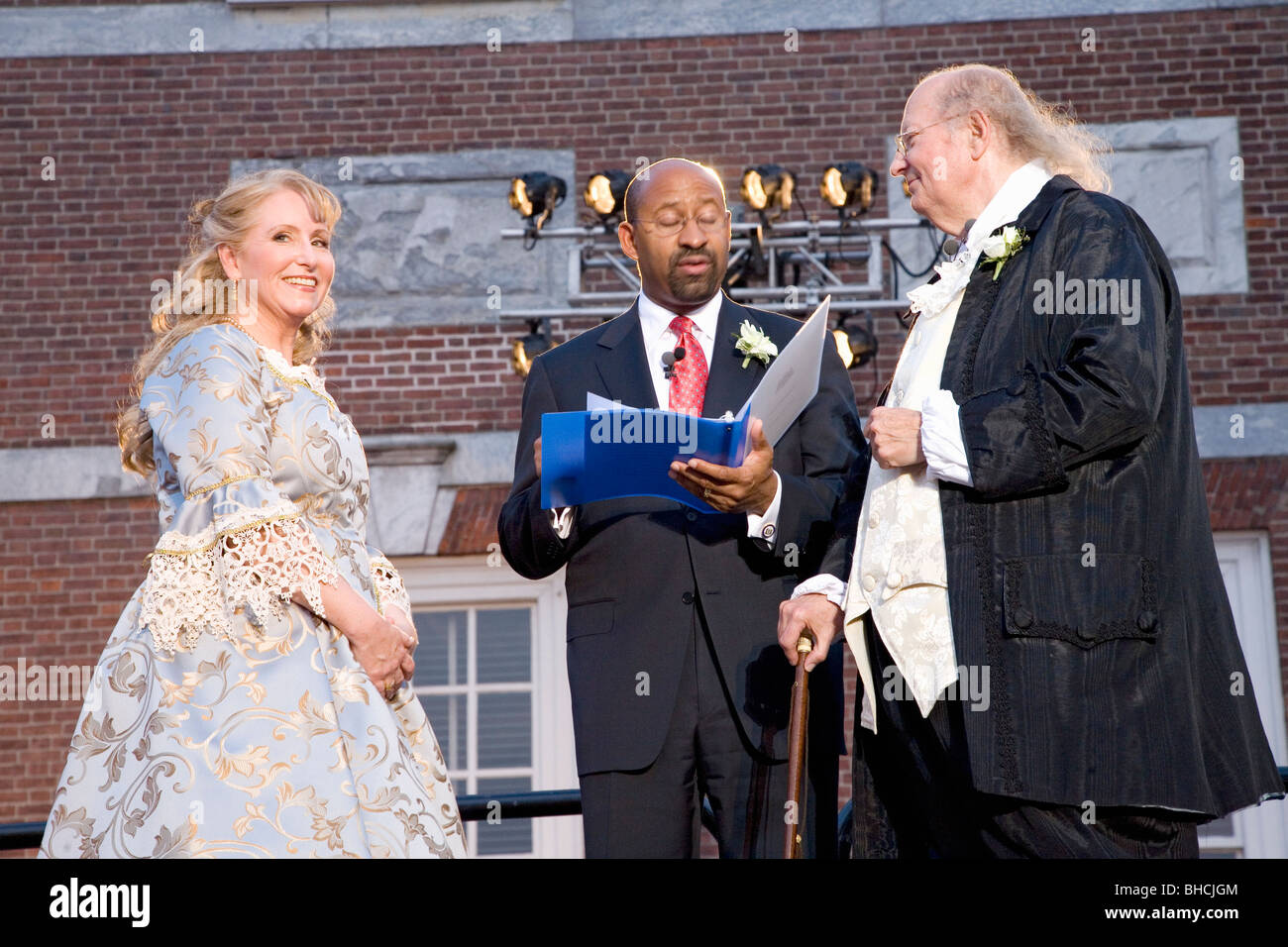 Philadelphia Mayor Michael Nutter marrying Ben Franklin and Betsy Ross on July 3, 2008 in front of Independence Hall Stock Photo