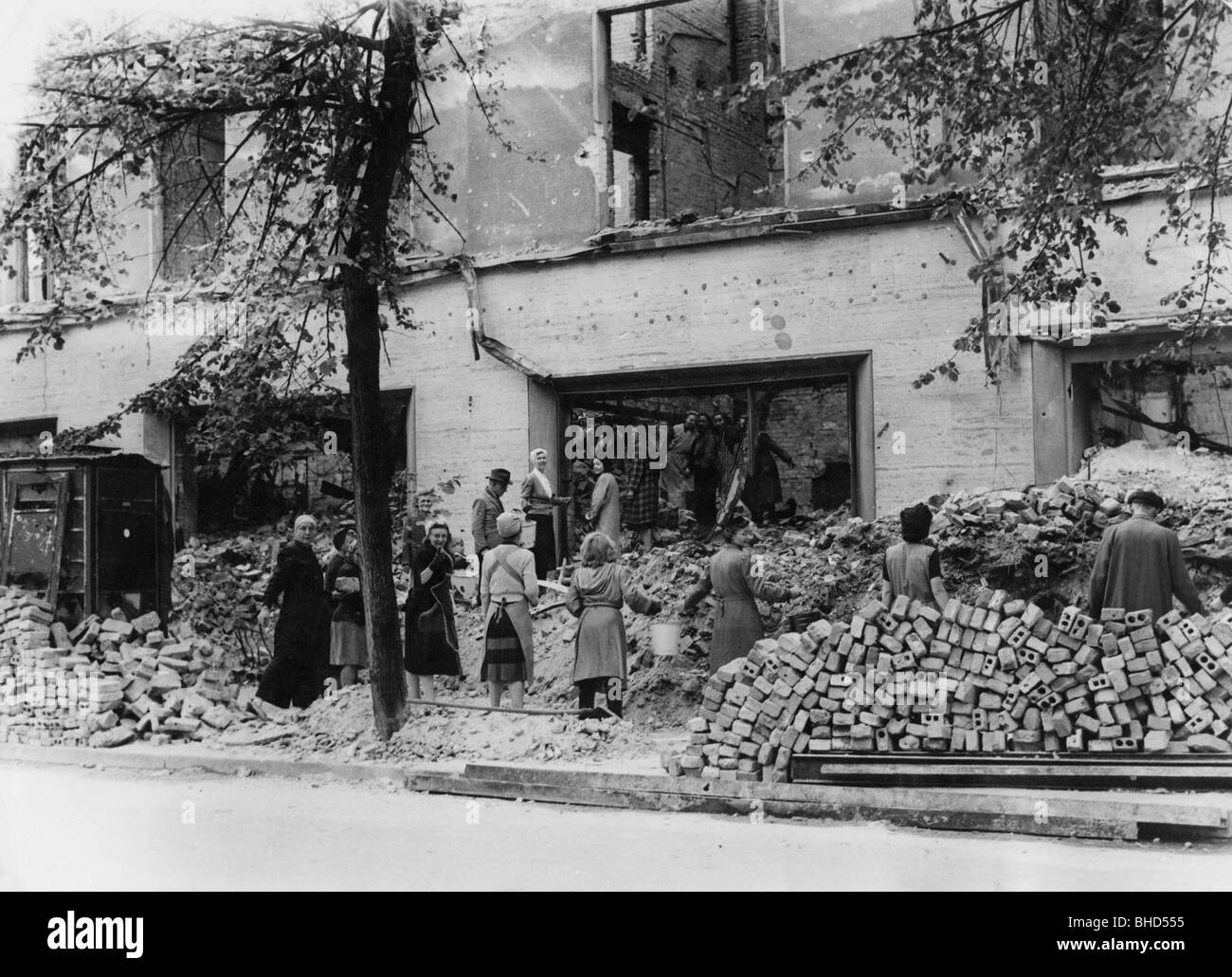 postwar period, reconstruction, woman removing rubble, Berlin, Germany, 7.6.1945, Stock Photo