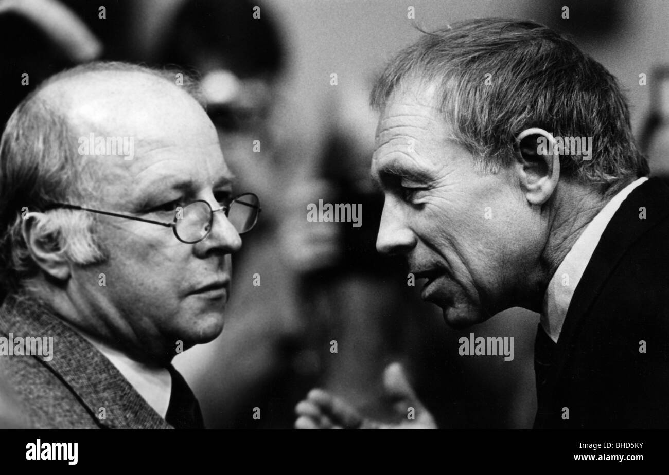 Geissler, Heiner, * 3.3.1930, German politician, general secretary of the CDU, secretary of state for family affairs, portrait (right), with minister for employment Norbert Bluem, CDU party congress, Essen, 20. - 22.03.1985, Stock Photo