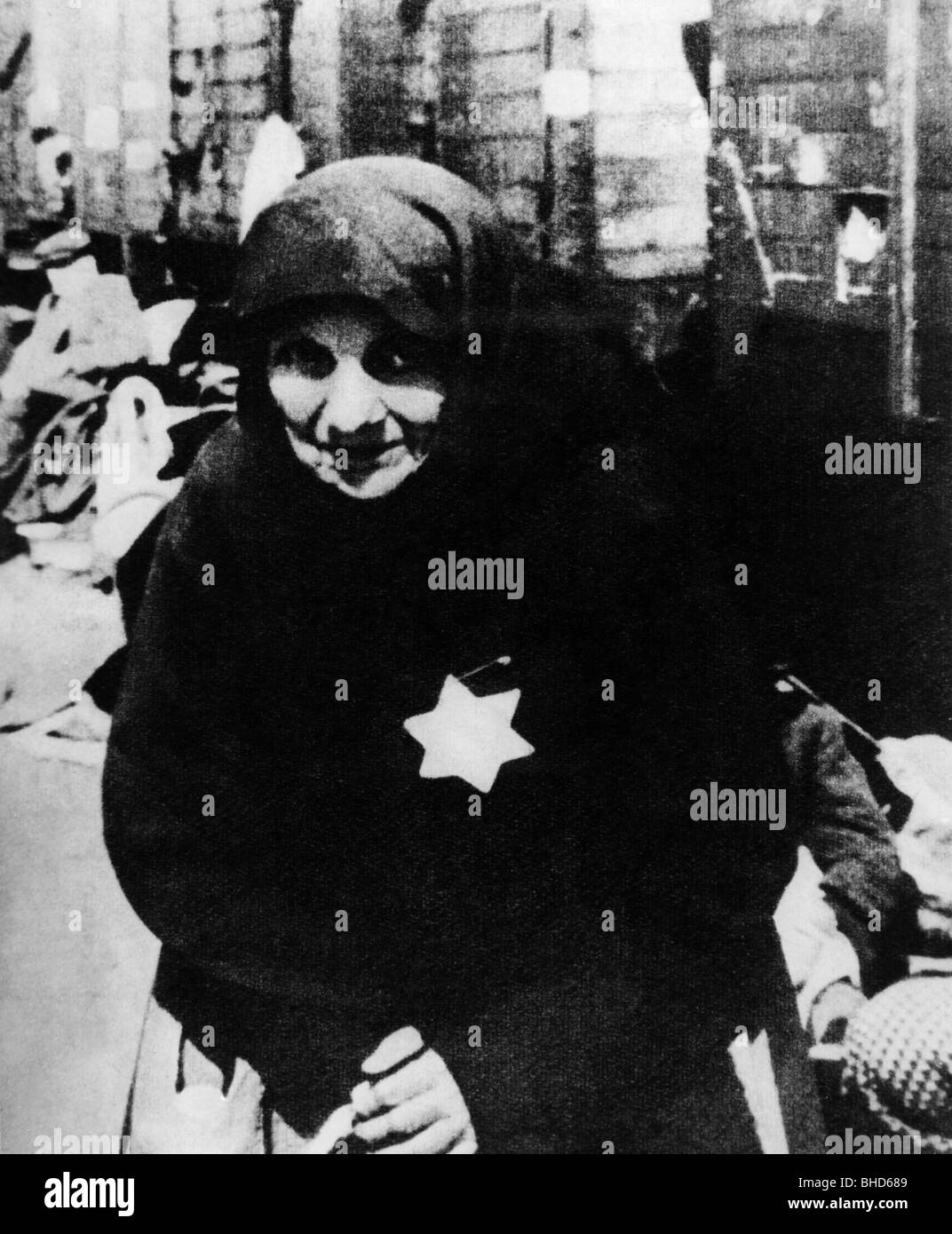 Фотосуреттері белдіктері бар жетілген, толық әйелдер