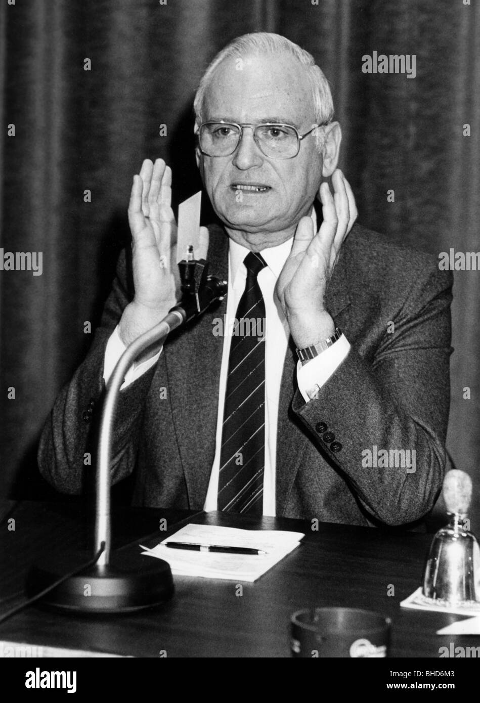 Hartkopf, Guenther, 1.6.1923 - 19.9.1989, German politician (FDP), former state secretary, half length, at an FDP party meeting, January 1986, Stock Photo