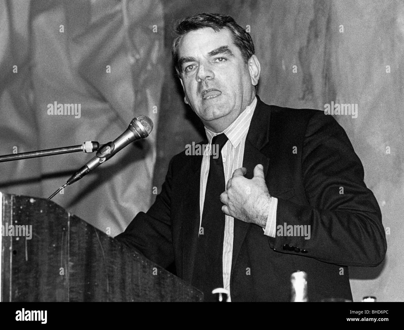 Irving, David John Cawdell, * 24.3.1938, English historian, author / writer, half length, guest speaker at a meeting of the German right wing extremist party 'Deutsche Volksunion' (German People's Union), Munich, 19.1.1986, Stock Photo
