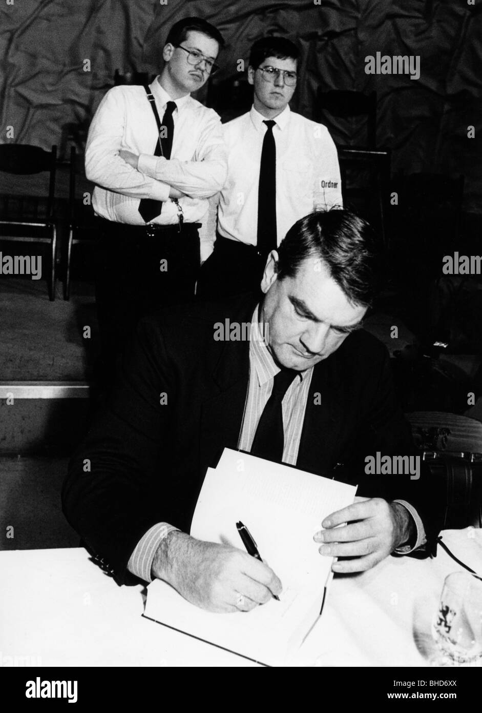 Irving, David John Cawdell, * 24.3.1938, English historian, author / writer, half length, guest speaker at a meeting of the German right wing extremist party 'Deutsche Volksunion' (German People's Union), Munich, 19.1.1986, signing book, Stock Photo