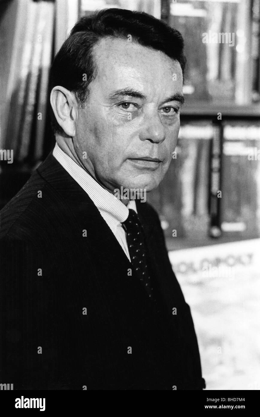 Buddenberg, Hellmuth, 5.5.1924 - 5.3.2003, German manager, chairman of the German board of the BP oil company, 1976 - 1989, portrait, during a discussion about his book 'Rettet die Umwelt' (Save the Environment), 26.2.1986, Stock Photo