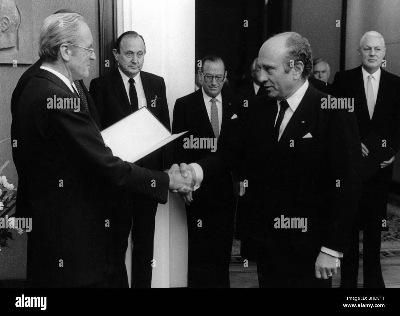 Lambsdorff, Otto Graf von, 20.12.1926 - 5.12.2009, German politician (FDP), receiving his letter of appointment as Minister for Economics from the President of Germany, Karl Carstens, Bonn, Germany, 4.10.1982, Stock Photo