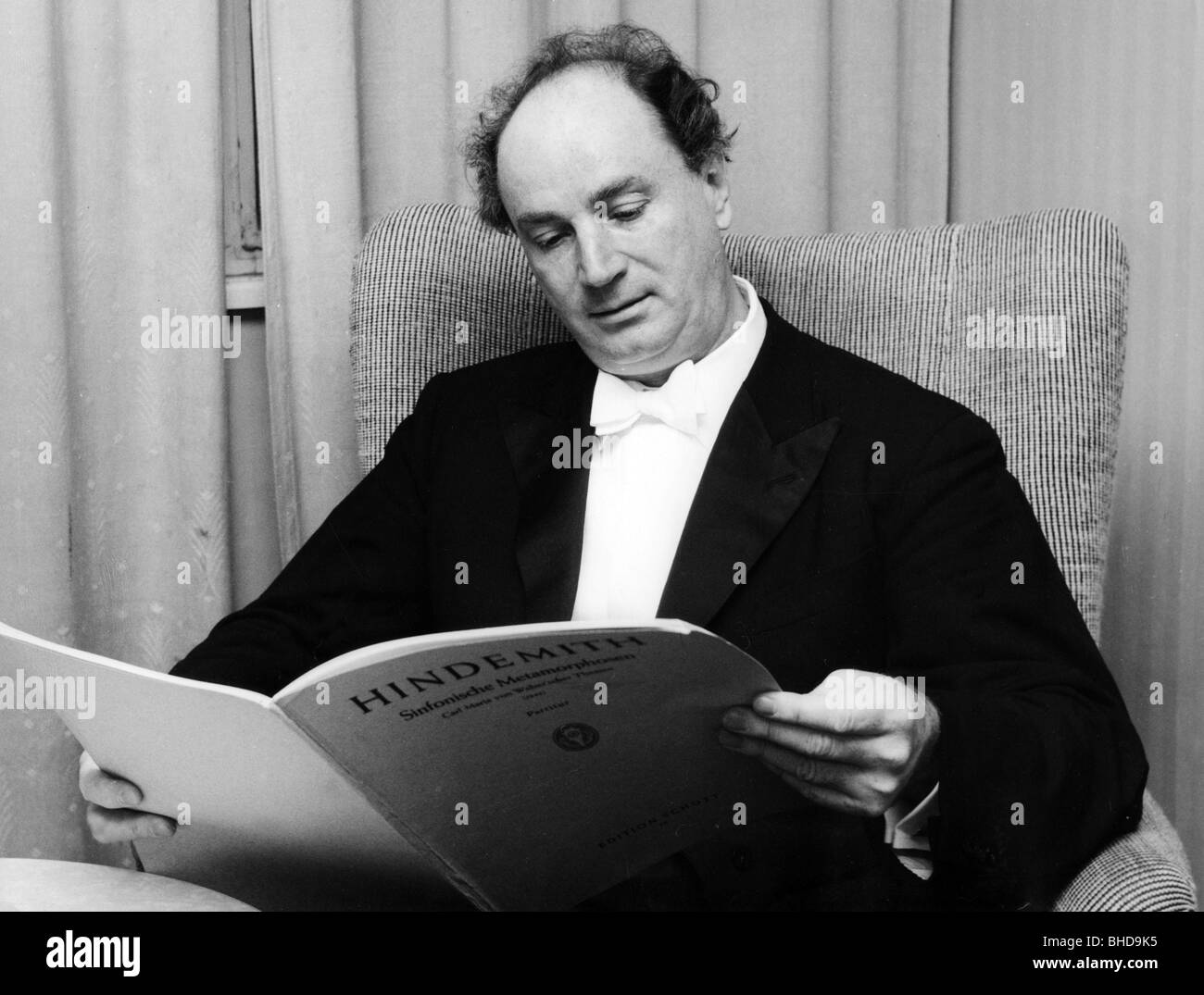 Kubelik, Jeronym Rafael, 29.6.1914 - 11.8.1996, Czech composer, half length, reading a sheet of music by Paul Hindemith, Stock Photo