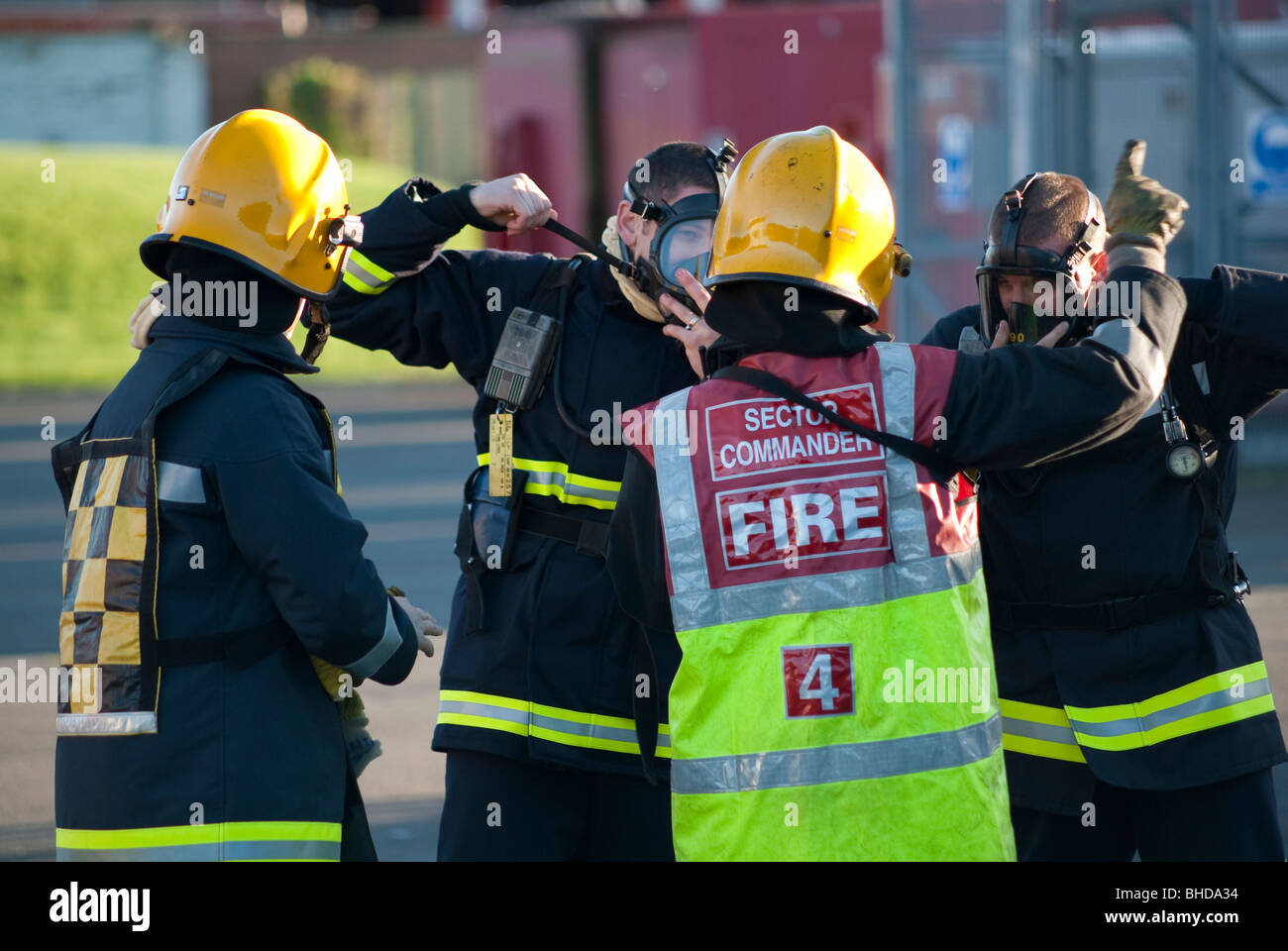 Fire Sector Commander briefs BA crews Stock Photo