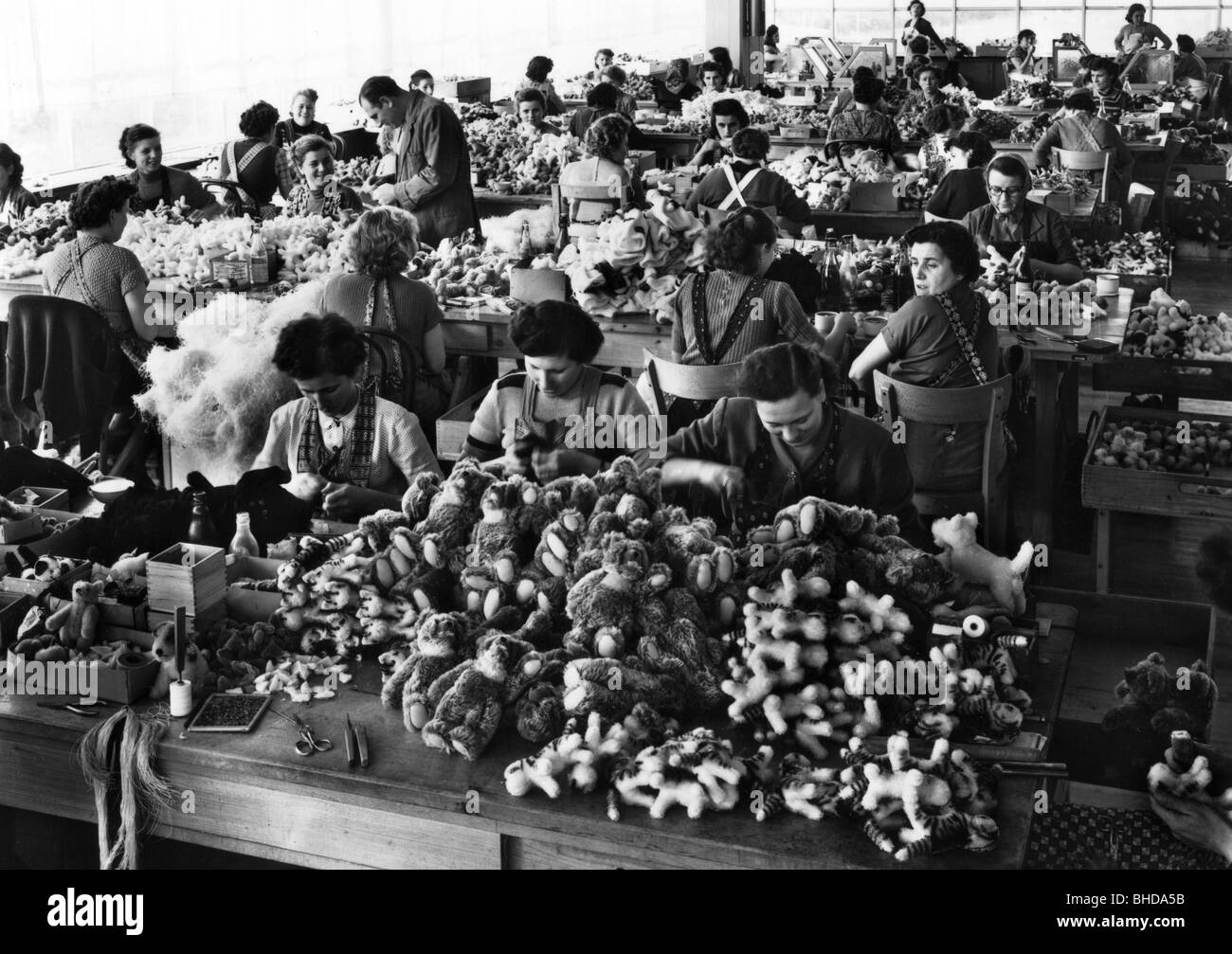 industry, toys, production of toy bears, Margarete Steiff GmbH, Giengen an der Brenz, Baden-Wuerttemberg, 1950s, , Stock Photo