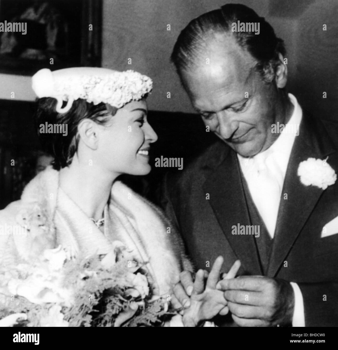 Juergens, Curd, 13.12.1915 - 18.6.1982, German actor, half length, his wedding with Eva Bartok, 13.8.1955, Stock Photo