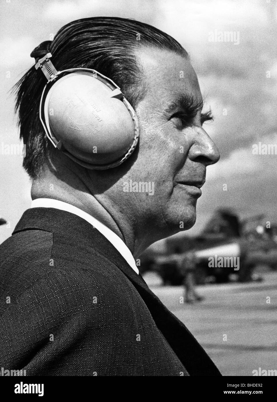 Schroeder, Gerhard, 11.10.1910 - 31.12.1989, German politician (CDU), Federal Minister for Defence 1.12.1966 - 21.10.1969, with  headset, early 1969, , Stock Photo