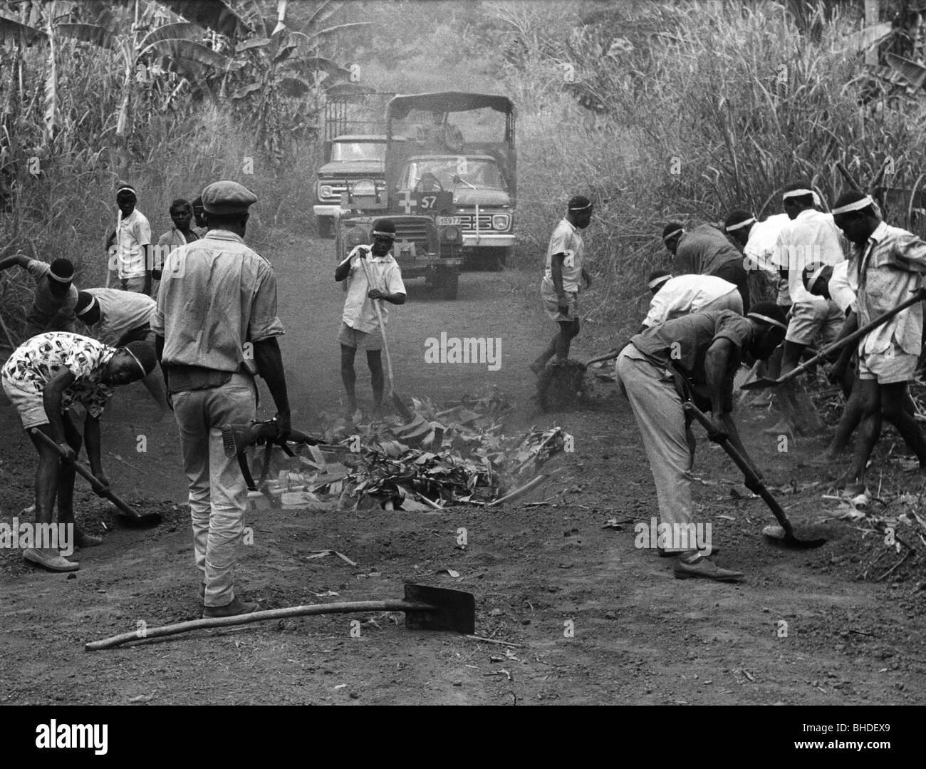 geography / travel, Congo, Simba uprising 1964 - 1965, natives filling pitfalls on a street, near Paulis, Orientale province, january 1965, Stock Photo