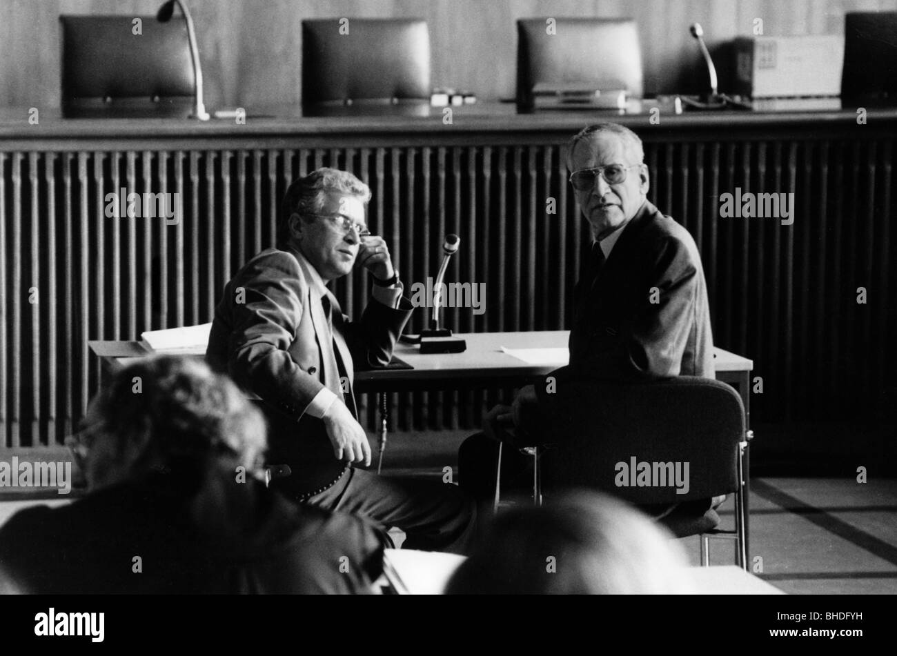 Wolf, Dr. Markus, 19.1.1923 - 9.11.2006, German politician, half length, with his lawyer, at court, 1993, Stock Photo